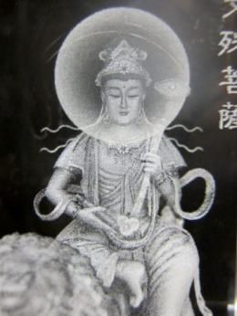 【在庫あり★即納可能】文殊菩薩 クリスタルガラス レーザー彫り LEDライトディスプレイ台座付き★卯年生まれの人の守護神仏★兎・うさぎ・ウサギ【新品★未開封品】