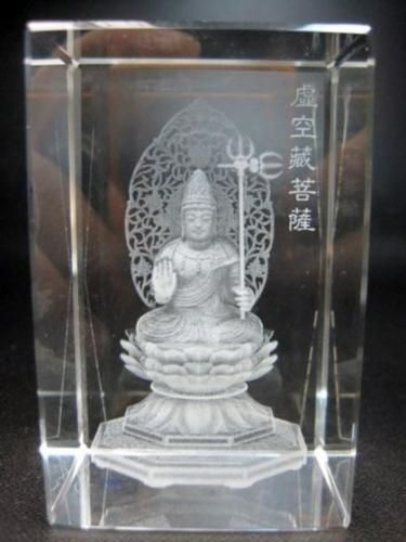【在庫あり★即納可能】虚空蔵菩薩 クリスタルガラス レーザー彫り LEDライトディスプレイ台座付き★丑・寅年生まれの人の守護神仏★牛・ウシ・うし・虎・とら・トラ【新品★未開封品】