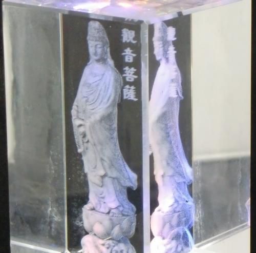 【在庫あり★即納可能】観音菩薩 クリスタルガラス レーザー彫り LEDライトディスプレイ台座付き【新品★未開封品】