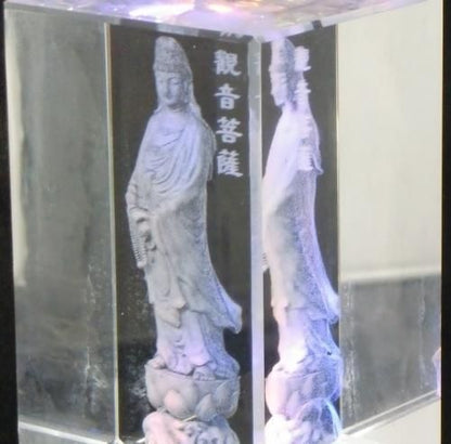【在庫あり★即納可能】観音菩薩 クリスタルガラス レーザー彫り LEDライトディスプレイ台座付き【新品★未開封品】