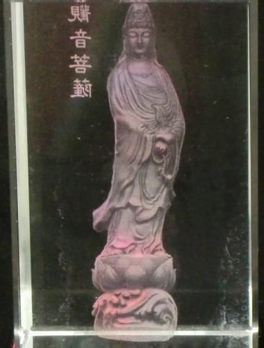 【在庫あり★即納可能】観音菩薩 クリスタルガラス レーザー彫り LEDライトディスプレイ台座付き【新品★未開封品】