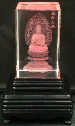 【在庫あり★即納可能】薬師如来 クリスタルガラス レーザー彫り LEDライトディスプレイ台座付き【新品★未開封品】