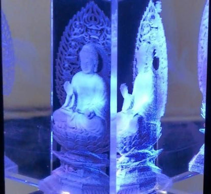 【在庫あり★即納可能】薬師如来 クリスタルガラス レーザー彫り LEDライトディスプレイ台座付き【新品★未開封品】