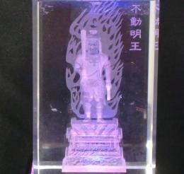 【在庫あり★即納可能】不動明王 クリスタルガラス レーザー彫り LEDライトディスプレイ台座付き★酉年生まれの人の守護神仏★鳥年・とり・トリ【新品★未開封品】