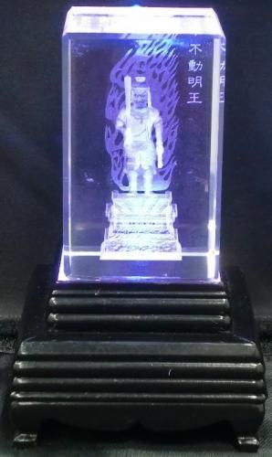 【在庫あり★即納可能】不動明王 クリスタルガラス レーザー彫り LEDライトディスプレイ台座付き★酉年生まれの人の守護神仏★鳥年・とり・トリ【新品★未開封品】
