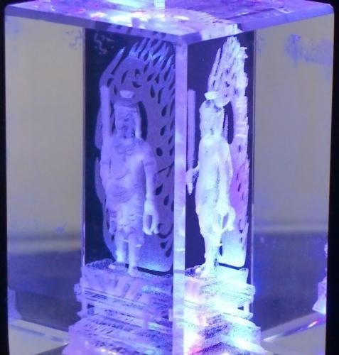 【在庫あり★即納可能】不動明王 クリスタルガラス レーザー彫り LEDライトディスプレイ台座付き★酉年生まれの人の守護神仏★鳥年・とり・トリ【新品★未開封品】