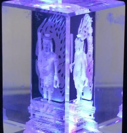 【在庫あり★即納可能】不動明王 クリスタルガラス レーザー彫り LEDライトディスプレイ台座付き★酉年生まれの人の守護神仏★鳥年・とり・トリ【新品★未開封品】