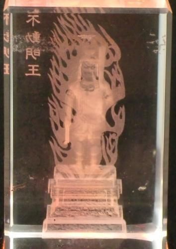 【在庫あり★即納可能】不動明王 クリスタルガラス レーザー彫り LEDライトディスプレイ台座付き★酉年生まれの人の守護神仏★鳥年・とり・トリ【新品★未開封品】