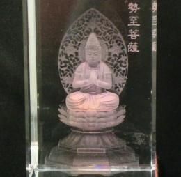 【在庫あり★即納可能】勢至菩薩 クリスタルガラス レーザー彫り LEDライトディスプレイ台座付き★午年生まれの人の守護神仏★馬・うま・ウマ【新品★未開封品】