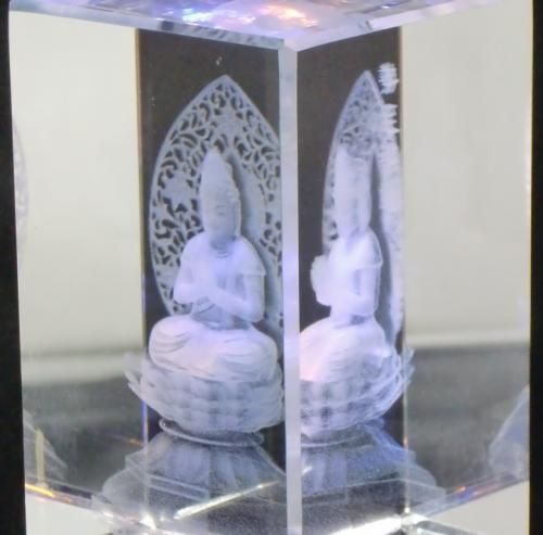 【在庫あり★即納可能】勢至菩薩 クリスタルガラス レーザー彫り LEDライトディスプレイ台座付き★午年生まれの人の守護神仏★馬・うま・ウマ【新品★未開封品】
