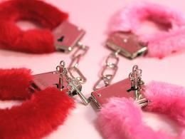 【在庫あり★即納可能】ファーLOVE カフス ピンク/レッド★ちょいエロ手錠【新品★未使用品】