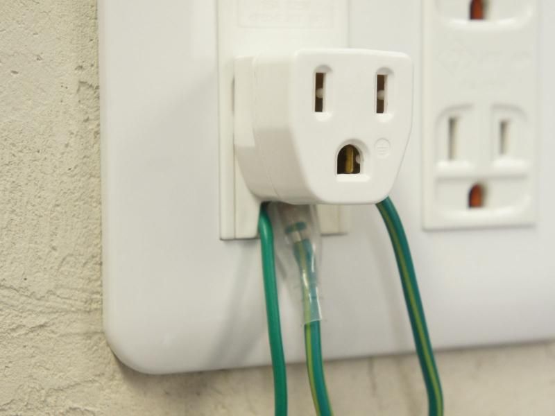 【在庫あり★即納可能】電源アダプター★アース端子を変換 蓋付型→三口型