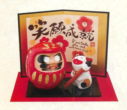 【お取り寄せ★納期 最長 約2週間】笑願成就ダルマと猫の筆遊び(中)★安心の日本製！ほっこりかわいい縁起物！