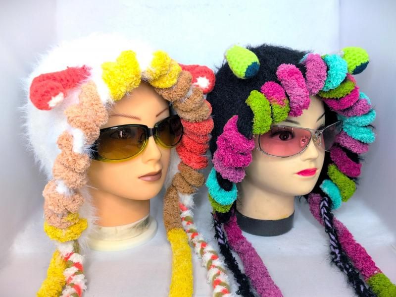 宇宙人ニット帽 エイリアン帽子 ハンドメイド カラフルポンポン 耳あて付き 防寒 個性的 フリーサイズ 小野マッチスタイル邪兄さん愛用 マッ宇人帽子