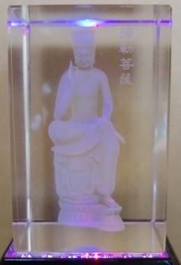 【在庫あり★即納可能】弥勒菩薩 クリスタルガラス レーザー彫り LEDライトディスプレイ台座付き【新品★未開封品】