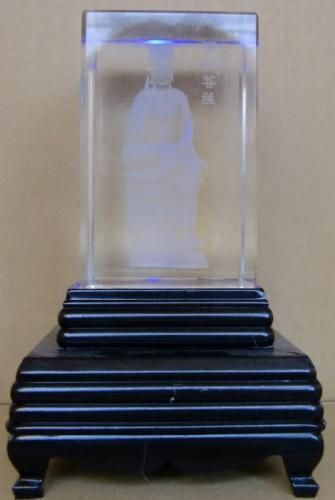 【在庫あり★即納可能】弥勒菩薩 クリスタルガラス レーザー彫り LEDライトディスプレイ台座付き【新品★未開封品】