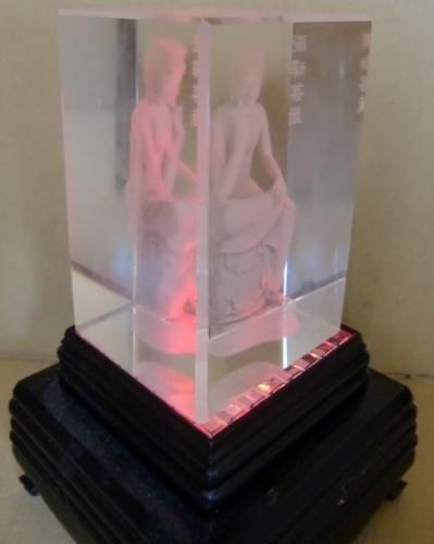 【在庫あり★即納可能】弥勒菩薩 クリスタルガラス レーザー彫り LEDライトディスプレイ台座付き【新品★未開封品】